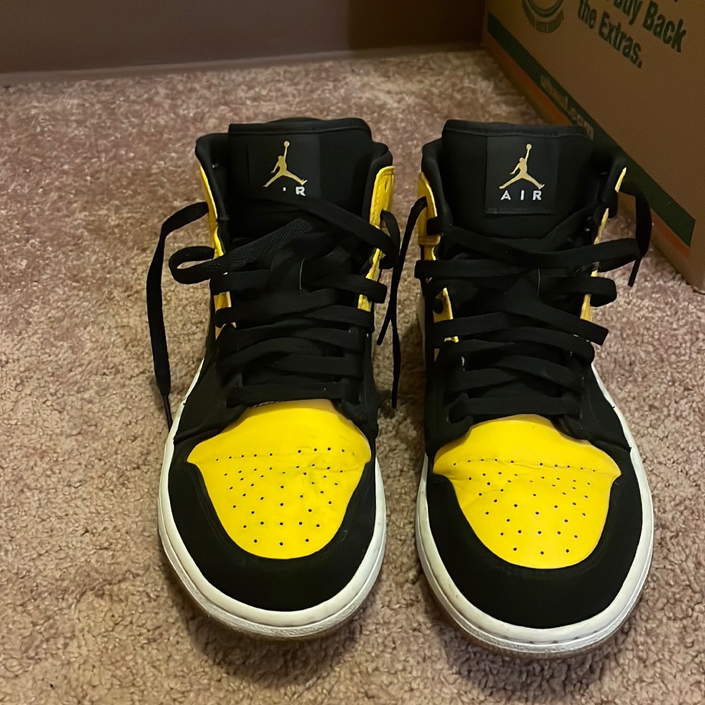 Yellow and black Jordan ones size 9.5